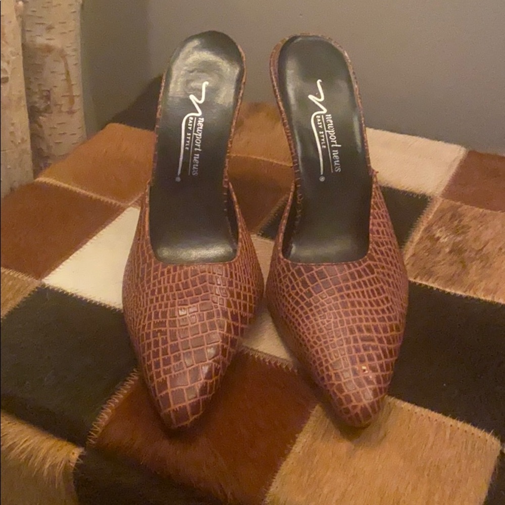 Point heel crocodile print heels